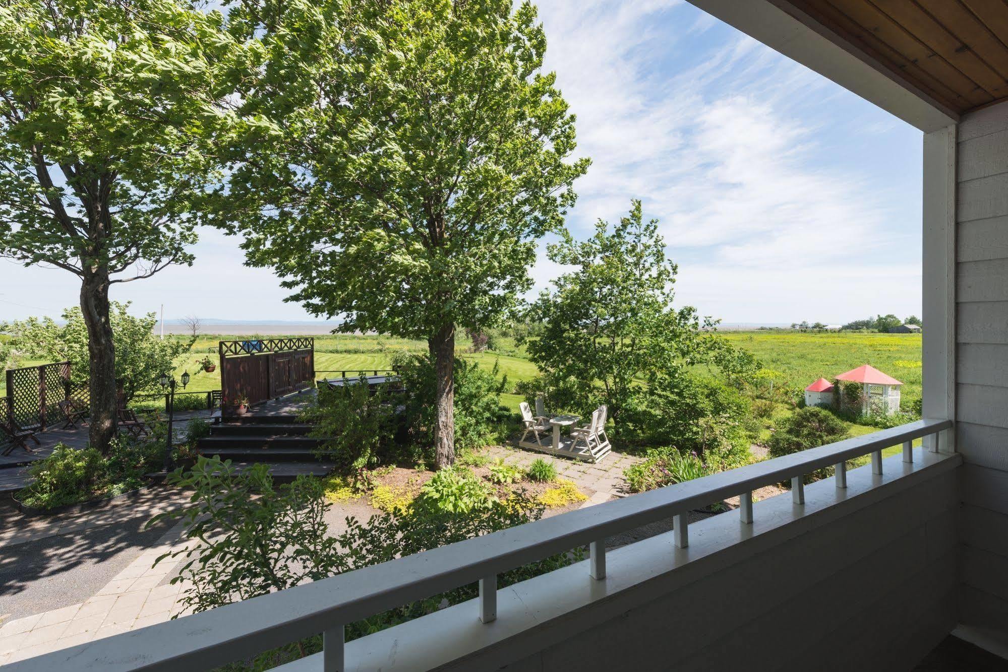 Auberge La Courtepointe Petite-Riviere-Saint-Francois Bagian luar foto